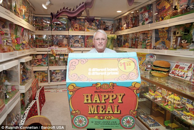 Man owns 75,000 pieces of memorabilia in a collection - PHOTO