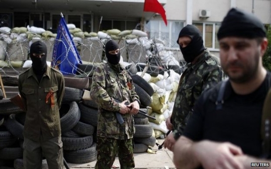 Troops 'retake Mariupol city hall'