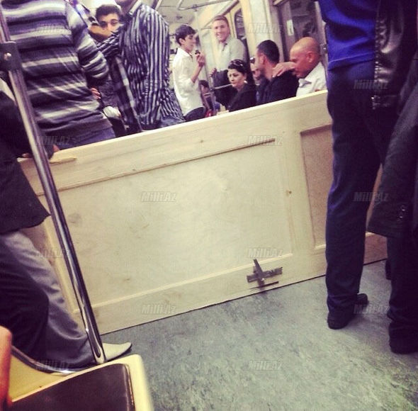 Мужчина с дверью разгневал пассажиров метро –ФОТО