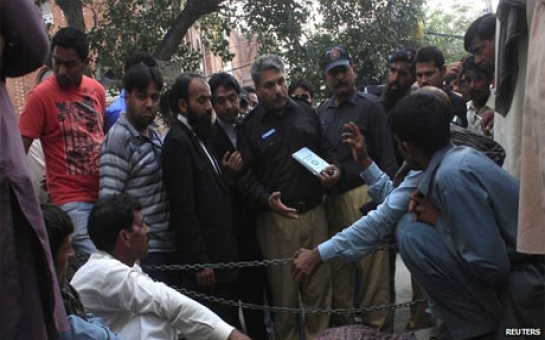 Pakistan woman stoned outside court