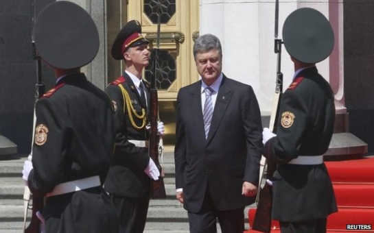 Ukraine's Poroshenko sworn in and sets out peace plan