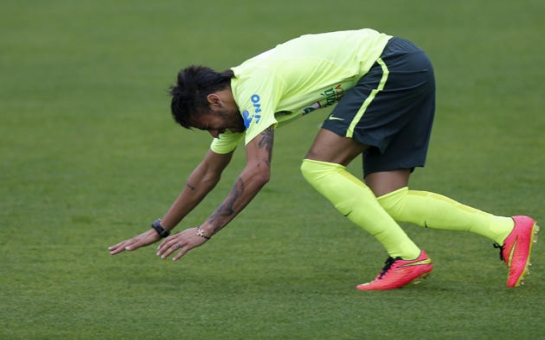 Neymar gives Brazil an injury scare in training