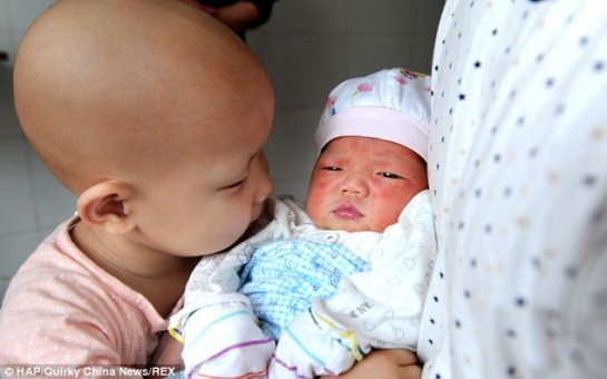 Mother has second baby in bid to save elder daughter from leukaemia - PHOTO