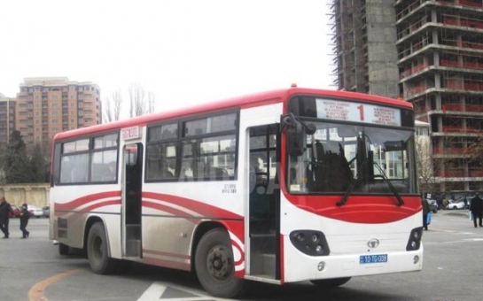 В Баку маршрутный автобус совершил аварию, есть пострадавшие