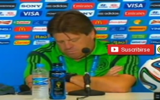 Тренер ЧМ-2014 заснул на пресс-конференции