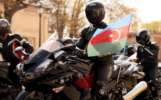 На дорогах Баку появился мотоциклист-трюкач –ВИДЕО