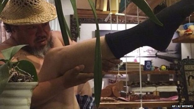 Ai Weiwei sparks 'leg gun' photo craze - PHOTO