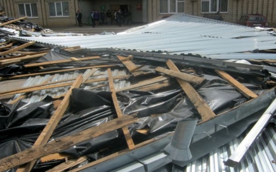 Ураган в Баку снес крышу дома