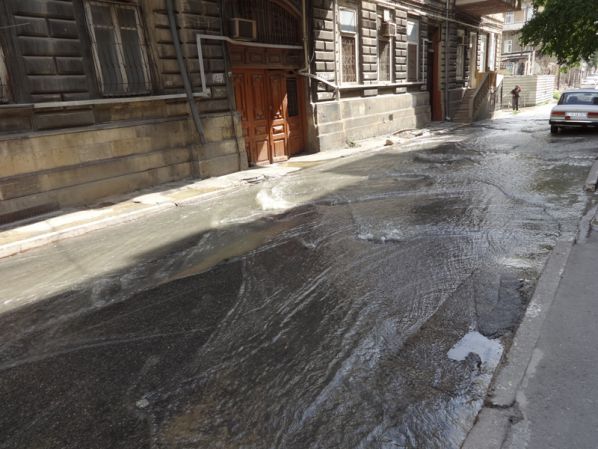 В центре Баку внедорожник утонул в «реке» -ФОТО