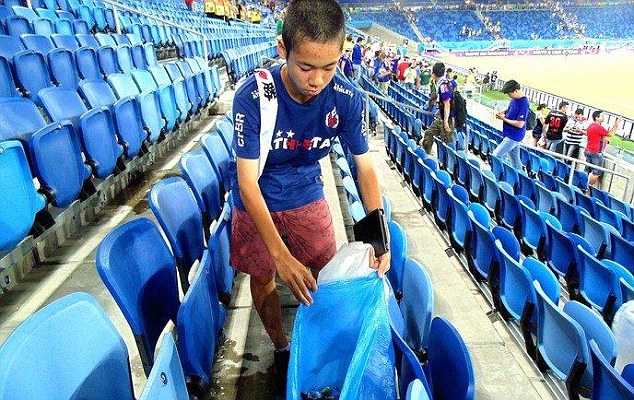 Japan fans CLEAN UP stadium following goalless World Cup - PHOTO