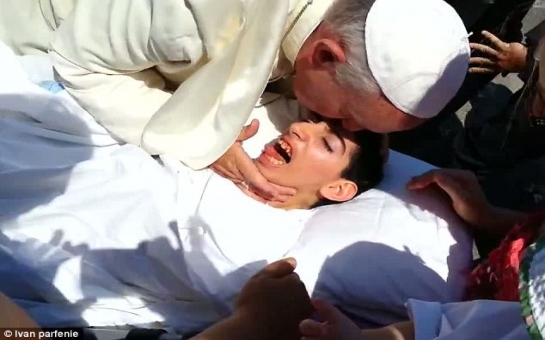 Pope Francis pulls over his car to bless disabled woman - VIDEO