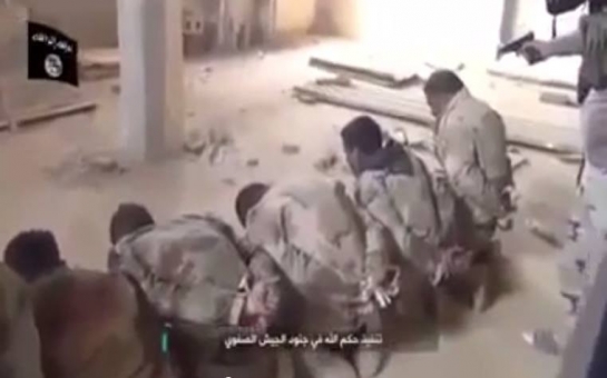 İŞİD əsir İraq zabitlərini belə qətlə yetirdi – Video/23+