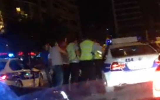 Драка между гражданином и полицейскими в центре Баку – ВИДЕО