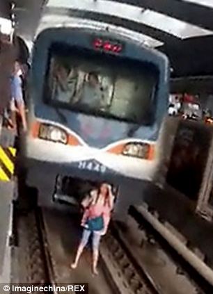 Pregnant woman faints and falls onto subway track but ... - PHOTO+VIDEO