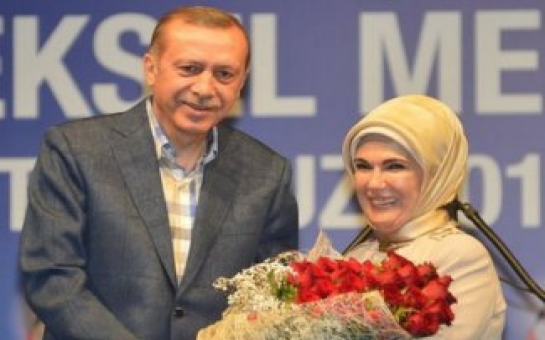 Эрдоган подарил супруге  36 алых роз - ФОТО