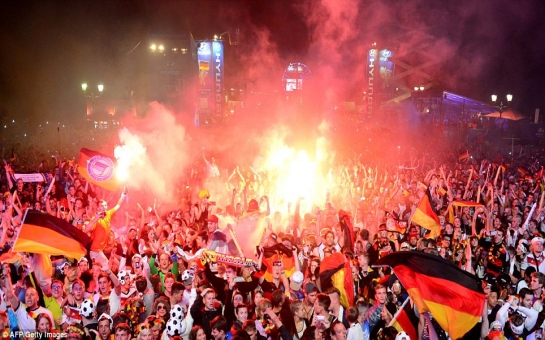 Germany's World Cup triumph celebrated by 200,000 on Berlin streets - PHOTO+VIDEO