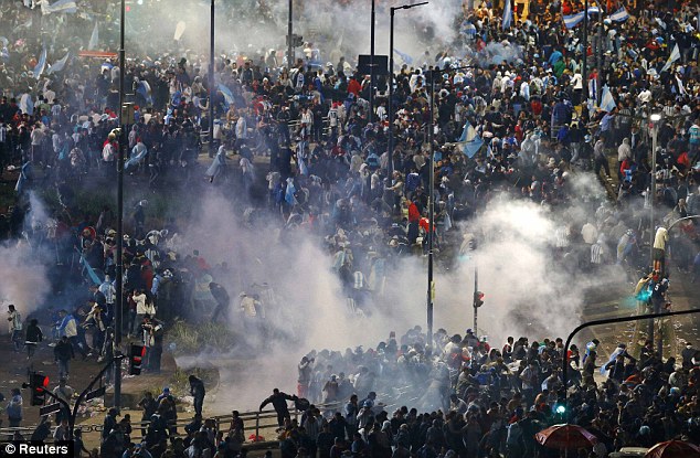 Argentine fan welcome back their fallen heroes from Brazil - PHOTO+VIDEO