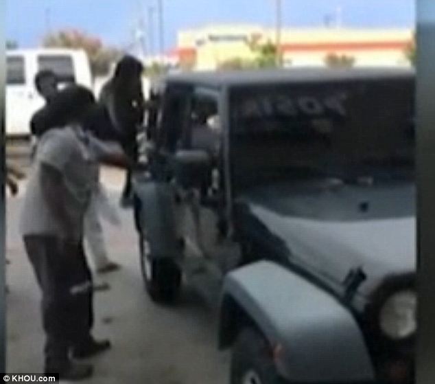 Shoppers smashed the windows of a hot car to save children - PHOTO+VIDEO