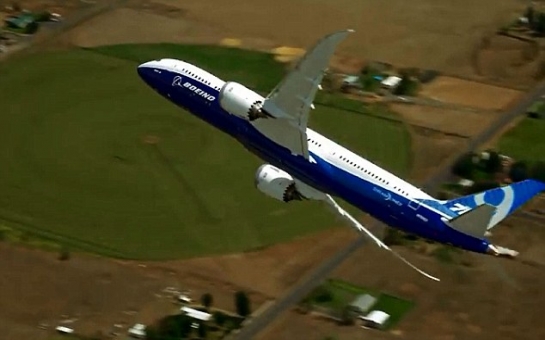 Boeing Dreamliner perform fighter jet-style stunts - VIDEO