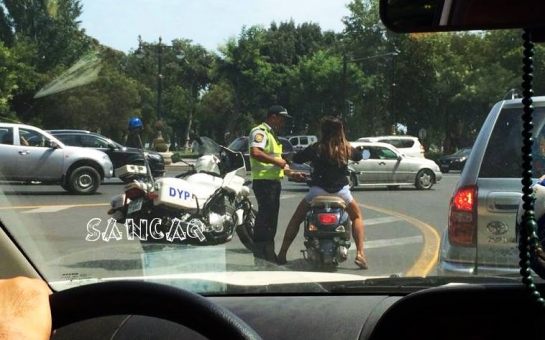 Polis oğlanla “şortik”li qızın motosikletdəki söhbəti- Bakıda+Foto