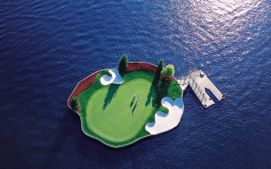 World's first floating golf - PHOTO+VIDEO