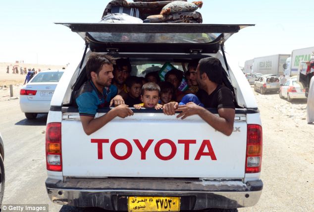 Thousands of Iraqi Christians pour out of Mosul - PHOTO+VIDEO