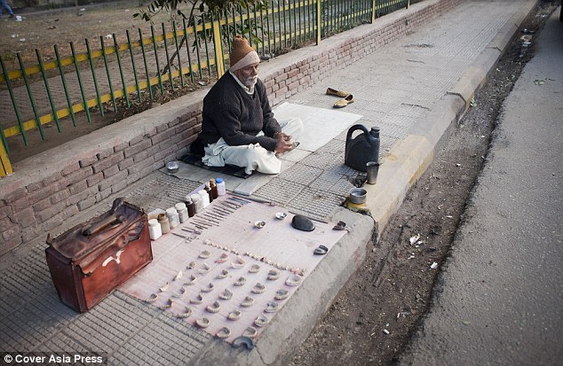 The street dentists of Delhi - PHOTO