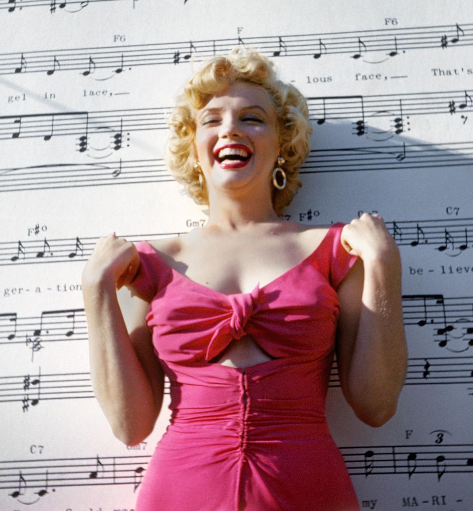 Marilyn Monroe appears relaxed and unguarded in rare photos - PHOTO