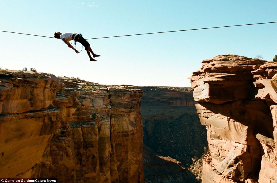 Daredevils cross canyons using just slacklines - PHOTO