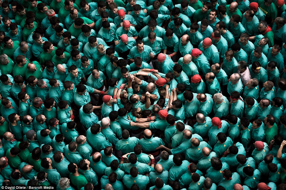 Thousands gather to form the tallest human tower - PHOTO