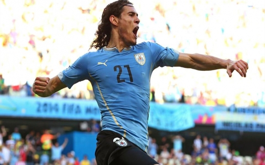 PSG star Cavani brushes off Man Utd talk