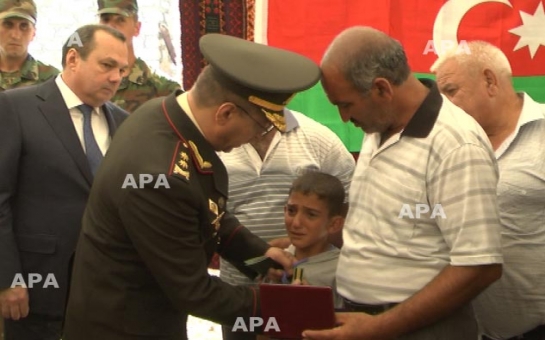 Медаль прапорщика-шехида вручена его 11-летнему сыну - ФОТО