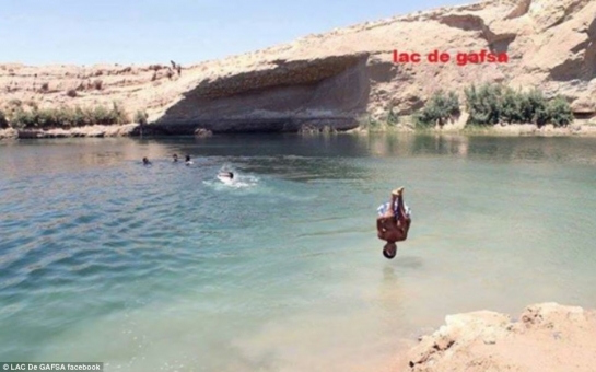 Mysterious oasis appears in Tunisian desert - PHOTO