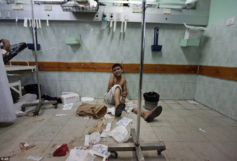 Gaza teeters on the brink after half a million are made homeless - PHOTO