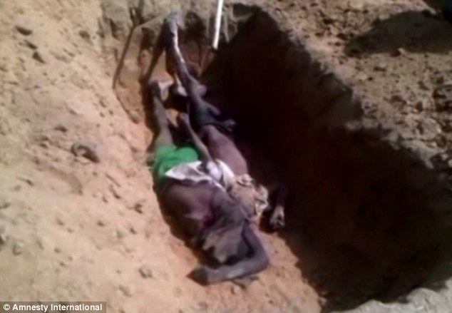 Boko Haram ‘terrorists’ savagely executed by the Nigerian army - PHOTO+VIDEO