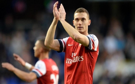 Wenger confirms United bid for Vermaelen