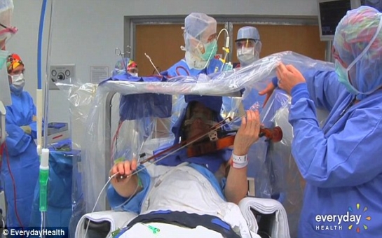 Violinist plays his instrument during BRAIN SURGERY - VIDEO