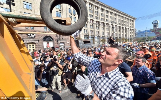 Vitali Klitschko lends a hand to help clear up the barricades - PHOTO