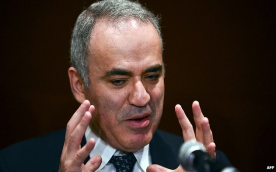 Garry Kasparov bids to be chess kingpin