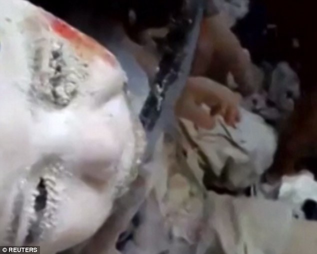 Dramatic rescue of baby after his home is hit by air strikes - PHOTO+VIDEO