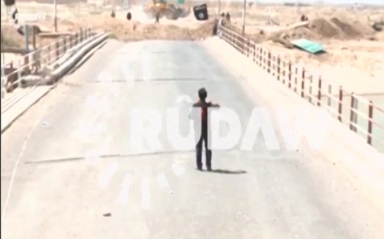 Brave Kurdish reporter walks out into No Man's Land - VIDEO