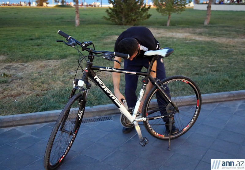 Cyclists on Baku streets - PHOTO