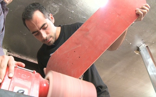 Entrepreneur makes skateboards in Iranian basement