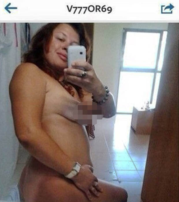 Teacher accidentally posts naked selfies online - PHOTO