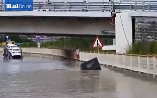 Russian tries to cross floodwater in his 4x4 - VIDEO