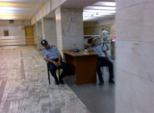 Bakı metrosunun yatmış polisləri - FOTO