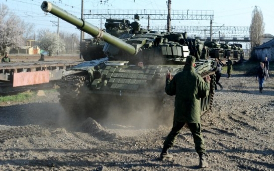 Ukraine crisis: T-72 tank shoots hole in Russian denial