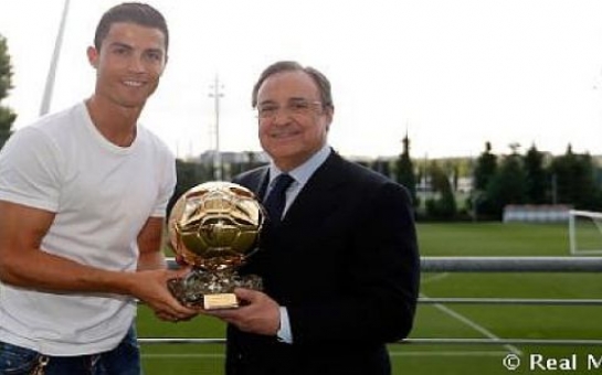 Роналду вручил копию «Золотого мяча» президенту «Реала»