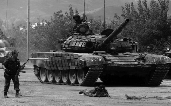 В Украине подбит российский танк – ВИДЕО