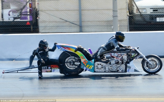 Drag racer clings onto opponent's motorbike - PHOTO+VIDEO